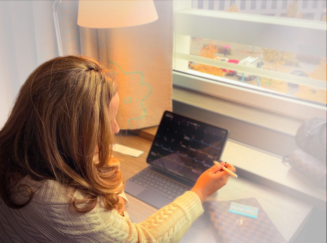 Mailin am Schreibtisch mit Blick nach draußen