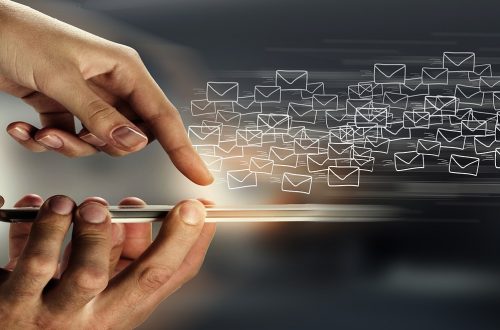 Hand, die auf einem Smartphone Mails verschiebt