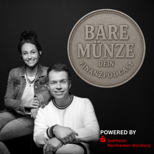 Moderatorin Dany und Moderator Daniel in schwarz-weiss Daneben eine große Münze mit dem Titel des Podcasts Bare Münze unten rechts das Logo der Sparkasse Mainfranken Würzburg